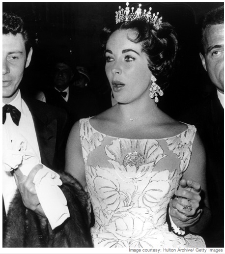 Elizabeth Taylor shows how it's done at the Golden Globes. 